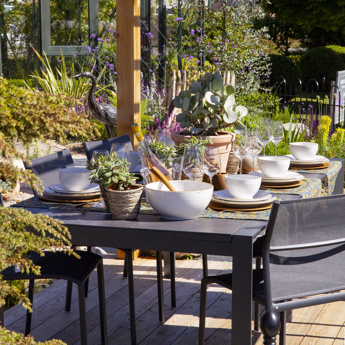 Table festive au jardin - Vaisselle beige Sardaigna - Schilliger