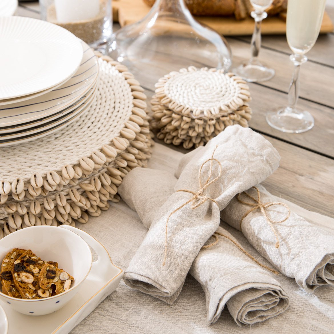 Décoration table en coquillage et serviettes en lin - SCHILLIGER